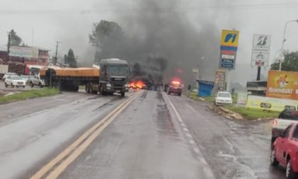 Apoiadores de Bolsonaro bloqueiam rodovias