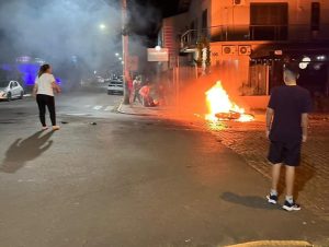 Moto pega fogo em acidente no Centro de Cachoeira