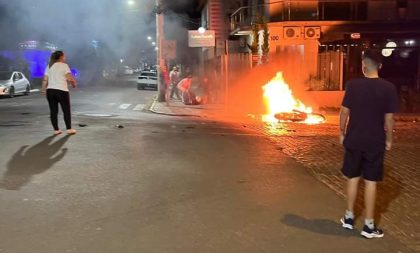 Moto pega fogo em acidente no Centro de Cachoeira