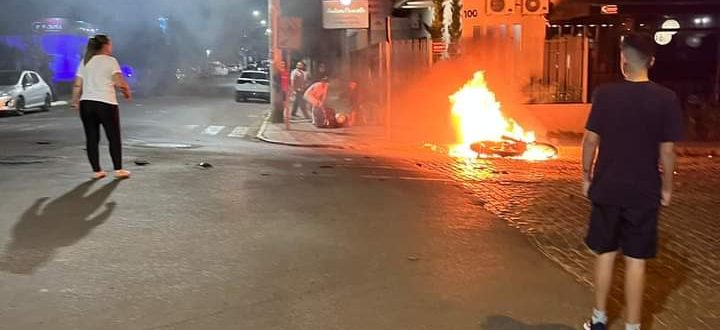 Moto pega fogo em acidente no Centro de Cachoeira