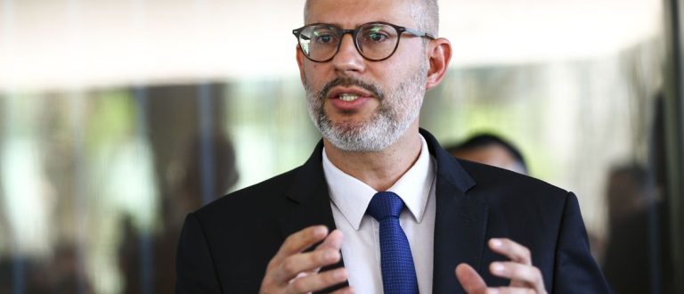 Ministro anuncia liberação de verbas destinadas às universidades