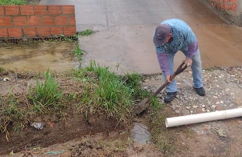 Moradores cobram a canalização da rede de esgoto pluvial da Rua Arlindo Freitas Leal