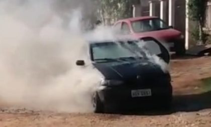 Carro pega fogo no Bairro Ponche Verde