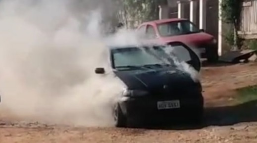 Carro pega fogo no Bairro Ponche Verde