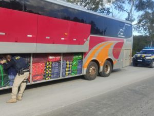 Ônibus carregado de contrabando é apreendido na BR-153