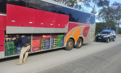 Ônibus carregado de contrabando é apreendido na BR-153