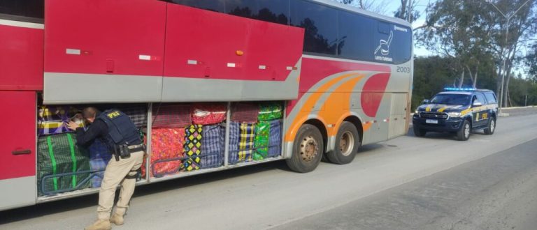 Ônibus carregado de contrabando é apreendido na BR-153