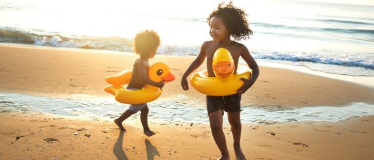 Moda praia infantil: 3 dicas de proteção para os pequenos no verão
