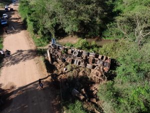 Caminhão tomba e homens ficam presos nas ferragens embaixo da Ponte do Fandango 