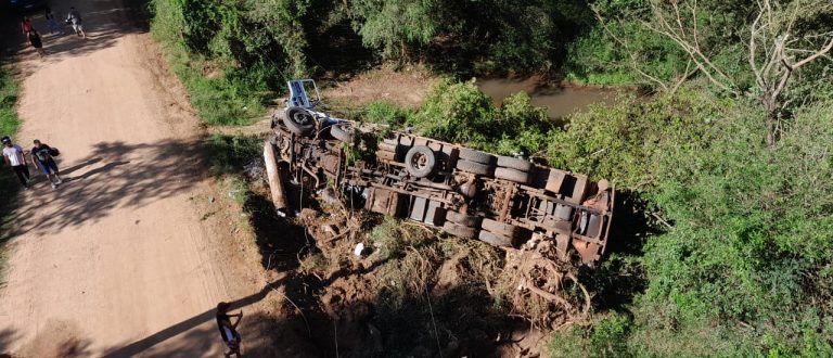 Caminhão tomba e homens ficam presos nas ferragens embaixo da Ponte do Fandango 