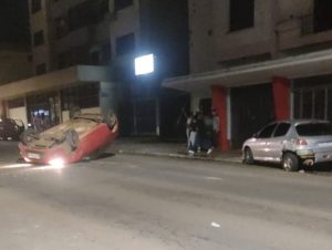 Acidente com capotamento deixa homem ferido na Avenida Brasil