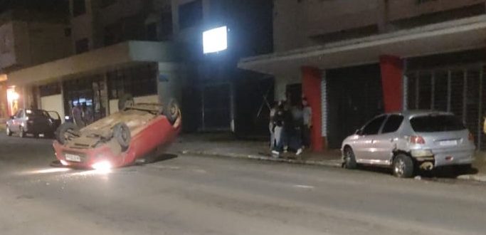 Acidente com capotamento deixa homem ferido na Avenida Brasil