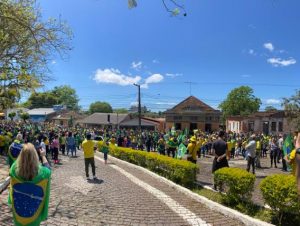 Apoiadores de Bolsonaro fincam o pé na frente dos quartéis