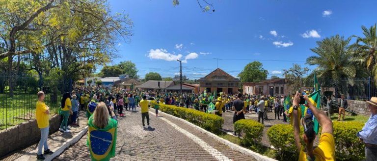 Apoiadores de Bolsonaro fincam o pé na frente dos quartéis