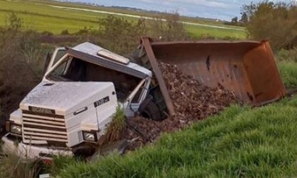 BR-290: condutor de caminhão fica ferido em acidente