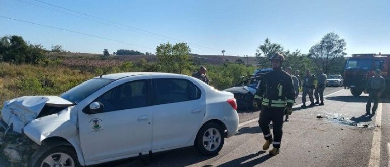 Carro da Prefeitura de Caçapava se envolve em acidente na BR-290