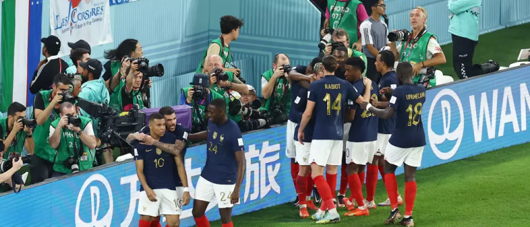 Com Mbappé decisivo, França é primeira seleção classificada