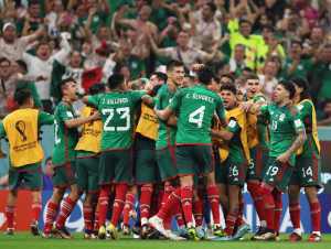 México vence, mas está fora da Copa