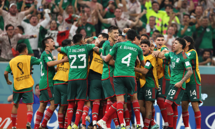 México vence, mas está fora da Copa