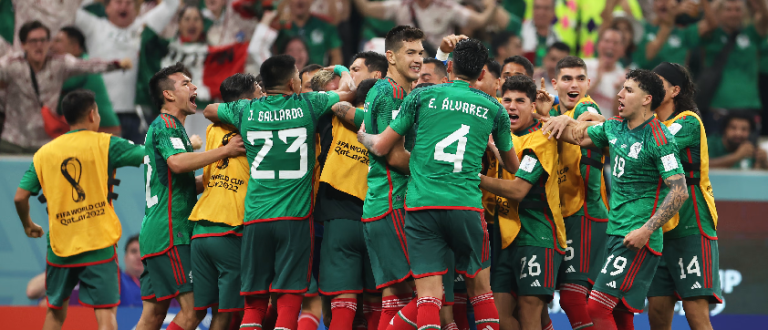 México vence, mas está fora da Copa
