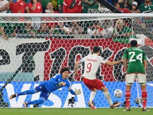 Ochoa defende pênalti de Lewandowski, e México empata com a Polônia