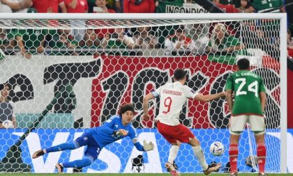 Ochoa defende pênalti de Lewandowski, e México empata com a Polônia