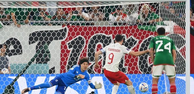 Ochoa defende pênalti de Lewandowski, e México empata com a Polônia