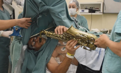 Músico de Candelária toca saxofone durante sua cirurgia no cérebro