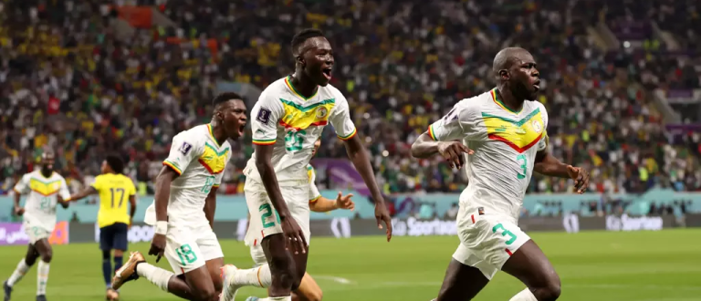 Com homenagem a ídolo, Senegal bate Equador e vai às oitavas da Copa