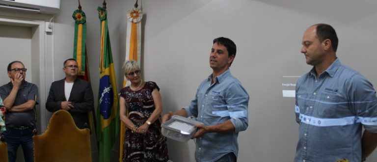 Zé Otávio assina contrato para modernizar sistema de iluminação de Cachoeira