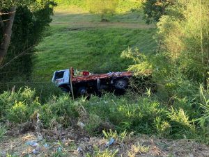 Caminhão com carga de bebidas tomba na BR-153, perto da Ponte do Fandango