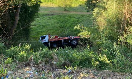 Caminhão com carga de bebidas tomba na BR-153, perto da Ponte do Fandango