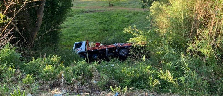 Caminhão com carga de bebidas tomba na BR-153, perto da Ponte do Fandango