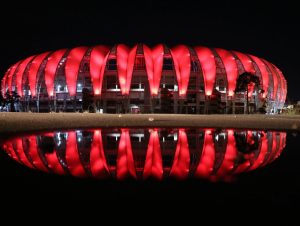 Beira-Rio é iluminado em alusão ao Dia Mundial de Luta contra a AIDS