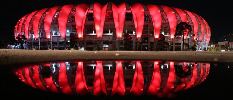 Beira-Rio é iluminado em alusão ao Dia Mundial de Luta contra a AIDS