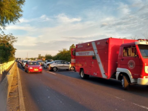 Grávida é socorrida, após acidente na BR-290