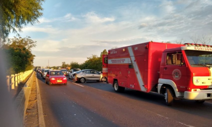 Grávida é socorrida, após acidente na BR-290