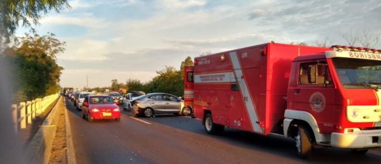 Grávida é socorrida, após acidente na BR-290