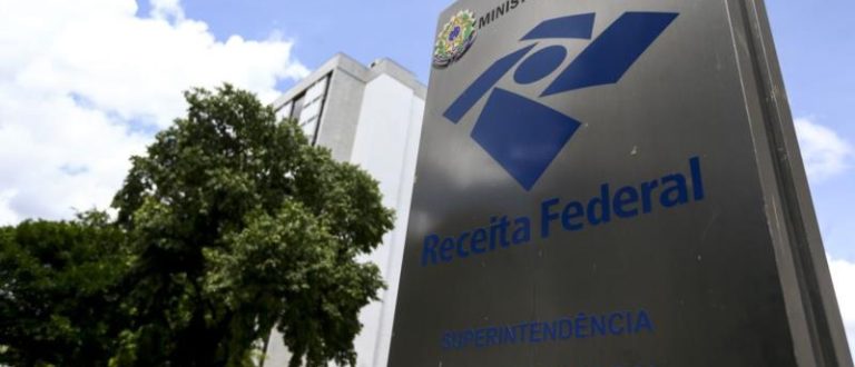 Receita Federal divulga concurso com salários iniciais de até R$ 21 mil