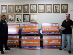 Sicredi e Celetro doam placas para sinalização de emergência na Barragem do Capané