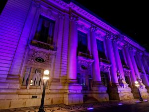 Palácio Piratini é iluminado de roxo para reforçar combate à hanseníase