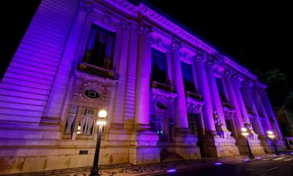 Palácio Piratini é iluminado de roxo para reforçar combate à hanseníase