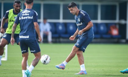 Plantel gremista realiza treino focado em jogadas trabalhadas