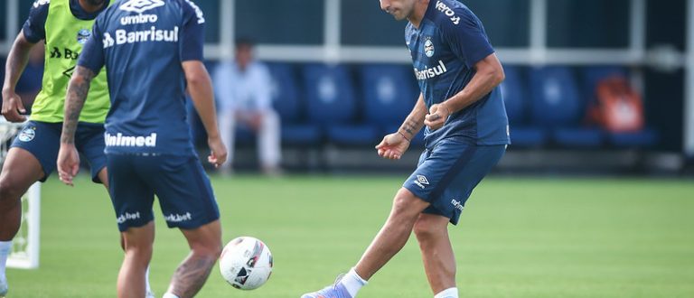 Plantel gremista realiza treino focado em jogadas trabalhadas