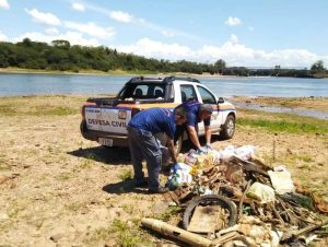 Defesa Civil recolhe lixo da margem do Rio Jacuí