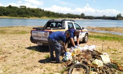 Defesa Civil recolhe lixo da margem do Rio Jacuí