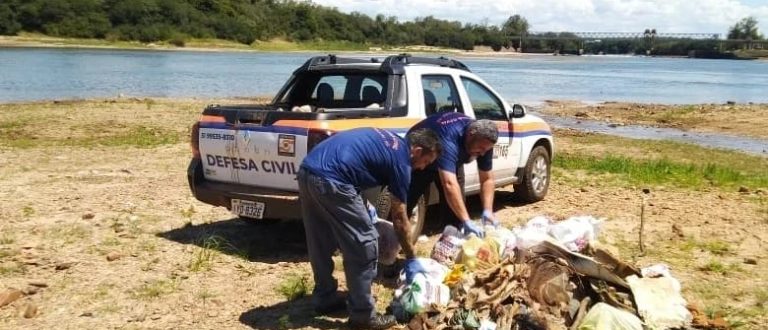 Defesa Civil recolhe lixo da margem do Rio Jacuí