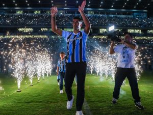 Com grande festa da torcida, Luis Suárez é apresentado oficialmente como novo camisa 9 do Grêmio