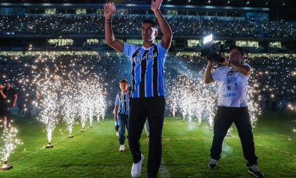 Com grande festa da torcida, Luis Suárez é apresentado oficialmente como novo camisa 9 do Grêmio