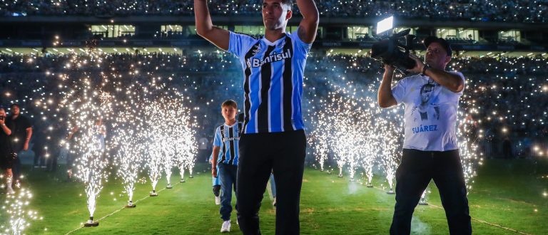 Com grande festa da torcida, Luis Suárez é apresentado oficialmente como novo camisa 9 do Grêmio